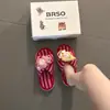 Pantuflas de peluche a rayas con bloques de color, lindas, suaves y modernas, 2026, perfectas para niñas, cálidas y cómodas para usar en interiores y exteriores, pantuflas de algodón fáciles de poner