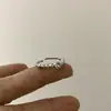 ¡Diseñador! Anillo de zircón tejido de encaje plateado estilo vintage, banda ancha, lujo ligero, sensación de alta gama para mujer