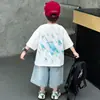 Conjunto de Verão Cool e Estiloso Estilo Coreano para Meninos 2026 Nova Camiseta de Manga Curta Infantil Conjunto Casual de 2 Peças Streetwear da Moda para Crianças
