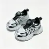 Zapatillas deportivas para niñas, nuevo modelo 2026, zapatillas gruesas plateadas de estilo funcional para niños, ligeras, con hebilla giratoria, zapatillas para correr, para estudiantes