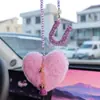 Coração de Pelúcia com Alfabeto Argila Acessórios para Interior de Carro Pingente para Mulheres, Ornamento de Pendurar Espelho Retrovisor de Carro com Strass