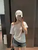 Camiseta Gris de Algodón y Lino con Cuello Asimétrico, Estilo Chica Picante, Manga Corta, Estilo Americano, Nuevo Otoño 2026, Diseño Ajustado sin Hombros