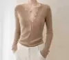 Suéter de malha fino e macio com gola V e detalhes em renda, estilo ovelha, com caimento justo para mulheres, perfeito como peça de base