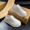 Tênis brancos respiráveis estilo coreano para mulheres, novo modelo outono 2026, com sola grossa, confortáveis, versáteis, leves, sapatos esportivos casuais para estudantes