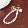 Nuevo Pulsera Creativa de Perlas, Llavero Colgante Lindo de Corazón de Melocotón de Aleación, Accesorio Metálico de Cabeza de Belleza, Bolso Decorativo para Mujer
