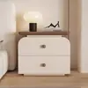 Mesa de cabeceira de madeira maciça em estilo vintage creme, design minimalista italiano, adequada para espaços pequenos, armário de armazenamento moderno simples para quarto