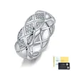Anillo de plata de ley S925 con patrón de diamantes microincrustados de moissanita, sensación de lujo ligero y alta gama, anillo de versión ancha para el dedo índice, venta al por mayor desde la fábrica de origen