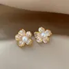 Brincos de Tarraxa Flor de Pérola Estilo Super Fada Retrô Francês para Mulheres, Venda Quente 2026 Design de Nicho Luxuoso, Brincos com Temperamento de Fada