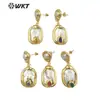 MPE113 brincos clássicos elegantes femininos de comprimento médio estilo palácio retrô com zircônia colorida microincrustada e pérola de água doce