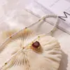 Hepburn Estilo Novo Estilo Pêssego Conjunto de Coração Pingente de Zircão Titânio Aço Banhado a Ouro Corda Imitação de Pérola Design Colar Fresco e Simples para Mulheres