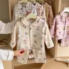 Novo conjunto de pijama de lã e seda para crianças outono/inverno, roupa de casa para crianças mais velhas, conjunto de duas peças com cardigã estampado para meninas, conjunto para meninos