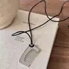 Nova Mini Chaveiro Pente de Alta Qualidade Fashionável Luxo Leve Novo Pingente de Metal Nicho Corda Preta Colar Tendência