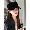 Sombrero de equitación retro de gamuza negra de copa plana, un sombrero de otoño moderno y sofisticado para mujer, diseñado para hacer que el rostro parezca más pequeño, con ala de pico de pato