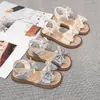 Sandalias abiertas de perlas estilo Chanel para niños 2026 verano nuevo versión coreana mariposa pequeña zapatos de moda princesa para niñas