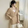 Foto real de cárdigan de ganchillo calado casual de estilo coreano de corte holgado para mujer, prenda exterior versátil de manga larga, top de protección solar