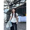 Camiseta Feminina Manga Curta Gola Redonda, Ajuste Slim, com Barra em Patchwork de Renda e Detalhe de Renda Original