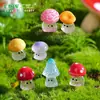 Nuevo producto transfronterizo: figuras de hongos que brillan en la oscuridad, lindos adornos pequeños, accesorios de decoración para manualidades, decoraciones para terrarios de musgo en miniatura y piezas decorativas pequeñas