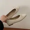 Primeiro Encontro com os Novos Sapatos Femininos Versáteis de Estilo Francês Retrô Plissado com Laço Quadrados Baixos de Solado Macio da Temporada
