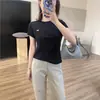 ¡Estilo Coreano para un Look Juvenil! Camiseta Ajustada con Bordado de Caballo de Madera Pequeño, Cuello Redondo, Hombro Normal, Mangas Cortas, Top Sencillo y Elegante de Verano que Ceñe la Cintura