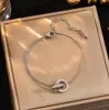 Serie de pulseras de acero de titanio completo para mujer, joyería de mano minimalista y única, accesorio versátil de lujo ligero transfronterizo, mismo estilo que en Xiaohongshu