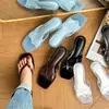 Chinelos com separadores de dedo e bico quadrado, saltos altos com saltos finos baixos (kitten heels), chinelos para uso externo com saltos baixos, sandálias de calçar, sapatos de gelatina
