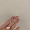 Exquisitos pendientes con forma de C sonrientes, pendientes Doudou de moda, estilo simple y frío, elegante Joker, hebilla pequeña para la oreja, pendiente con forma de hueso.