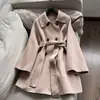 2026 Estilo Universitario de Lana Cuello Pequeño Cintura Ajustable Abrigo de Lana Doble Cara para Mujer Venta al por Mayor B3ED2002