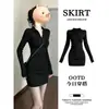 Vestido bodycon negro ajustado para mujer, estilo corto para principios de otoño, combinado con una falda corta debajo de un abrigo, un atuendo elegante para una chica popular.