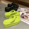 Chinelo Feminino Verão 2025 Novo Estilo Eva Sola Grossa Calçado de Rua Moda Casual Praia Beira-Mar Sandálias e Chinelos Antiderrapantes