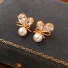 Pendientes de perla de aguja de plata galvanizada con oro real, pendientes de estilo cortesano de moda de alto sentido, pendientes de temperamento retro francés, venta al por mayor