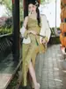 Em estoque: Conjunto de saia de duas peças com jaqueta jacquard de cetim estilo chinês e vestido com suspensório da fábrica de origem