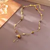 Colar com Pingente de Pedra Olho de Tigre Maillard Tigre e Cabacinha para Outono e Inverno, Luxo Leve, Alto Padrão, Requintado, Moderno, Corrente Versátil para Suéter para o Dia a Dia