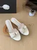 Sandalias de tacón de aguja de satén francés con hebilla de metal Chuyuji para mujer, nuevo estilo veraniego abierto elegante para vacaciones