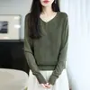 Suéter de tricô verde com decote V vazado para mulheres, versátil, modelador, macio e aconchegante, adequado para usar como peça única ou sobreposição, estilo suéter de duas peças falsas, estilo artístico