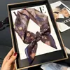 Lenço Quadrado Pequeno Estilo Pintura a Óleo Retrô Francês para Mulheres Novo Estilo Outono e Inverno Atmosfera Fashion e Versátil Decorativo para Bolsa, Faixa de Cabelo