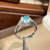 Mais vendido no Xiaohongshu: Anel Azul Topázio Corte Fogos de Artifício para Mulheres, Luxo Leve com Sensação de Alta Qualidade, Cheio de Diamantes, Anel Verde Menta em Forma de Y