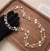 Elegante collar largo de perlas estilo coreano para mujer, versátil para otoño e invierno, exquisita cadena para suéter, colgante de letra simple y único, venta al por mayor