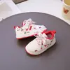 Sapatos para Bebês e Crianças Pequenas Primavera e Outono para Meninos e Meninas 2026 Novos Tênis de Bebê Antiderrapantes com Solado Macio Tênis Esportivos da Moda Vermelhos