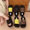 Chinelos de design de celebridade da internet, moda para mulheres, estilosos para usar ao ar livre, novidades para Outono/Inverno 2026, com sola grossa, super macios, estampa de leopardo, chinelos de dedo com tira única para mulheres