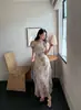 Vestido DigmFrench Romântico e Elegante Estilo Retrô com Estampa Borrada, Babados e Contas, Afinando a Cintura
