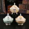 Azucarero estilo palacio europeo con tapa, con relieve metálico y base decorativa de tres patas, una lujosa caja de joyería y una pieza decorativa para bodas