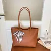 Bolso de Mano Simple Nuevo de Verano 2026 para el Trabajo Diario y los Viajes, Bolso Tote de Gran Capacidad a la Moda para Mujer con Pañuelo de Seda