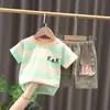Conjunto de Roupas Infantis 2026 Verão Novo Estilo Coreano Listrado Ombro Caído Manga Curta Shorts Jeans Casuais para Meninos e Meninas
