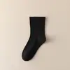 Meias de cor sólida para outono e inverno, meias femininas sem costura de cano médio, meias de boca larga para pós-parto, meias de algodão versáteis de modelagem solta, meias para primavera e outono para mulheres