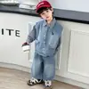 Conjunto Jeans para Meninos Primavera 2026 Novo Estilo Moda de Rua Estilo Coreano Roupas Legais para Meninos Pequenos Conjunto de Três Peças Tendência
