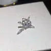 Pinza para Oreja de Clip con Forma de Cruz de Circonita Super Brillante Estilo Coreano para Mujeres Sin Perforaciones, Cuff de Oreja Elegante y Versátil, Pendientes de Lujo Ligero