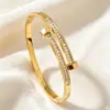 Conjunto de pulseras apilables de tres piezas más vendido transfronterizo, acero de titanio chapado en oro trébol de cuatro hojas con incrustaciones de diamantes, pulsera abierta de lujo ligero que no se decolora para mujer
