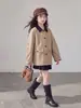 Jaqueta casual estilosa de rua para menina, novo modelo 2026, item popular e quente deste ano, roupas infantis de outono