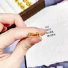Tienda de Oro Mismo Estilo Arena Dorada Hielo Triturado Chispeante Riqueza Instantánea Moneda de Cobre Pendientes para Mujer Temperamento de Gama Alta Pendientes de Imitación Oro