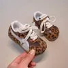 Zapatos de Bebé para Niñas Red de Malla Única Primavera/Verano 2026 Gato Lindo Zapatos de Entrenamiento Alemanes para Niños Pequeños Zapatos de Bebé Casuales Zapatos de Patinaje para Niñas